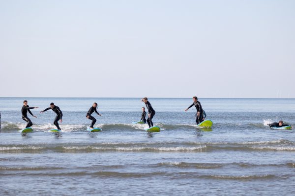 bedrijfsuitje surfen rotterdam strand senang hoek van holland